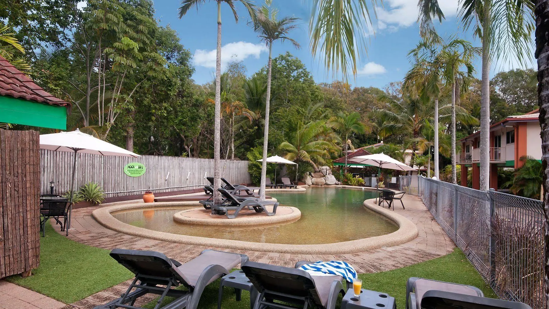 Lychee Tree Holiday Apartments Port Douglas Aparthotel